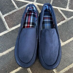 NWOT Men’s Size 10 Navy Blue House Slippers